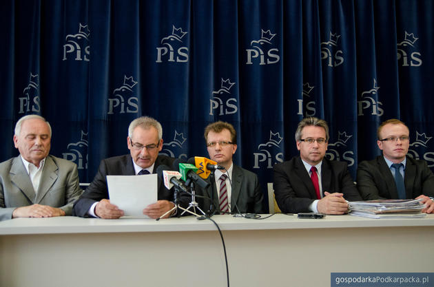 Od lewej: Andrzej Szlachta, Antoni Błądek, Piotr Babinetz, Kazimierz Moskal oraz przewodniczący Forum Młodych PiS Marcin Fijołek. Fot. Archiwum PiS