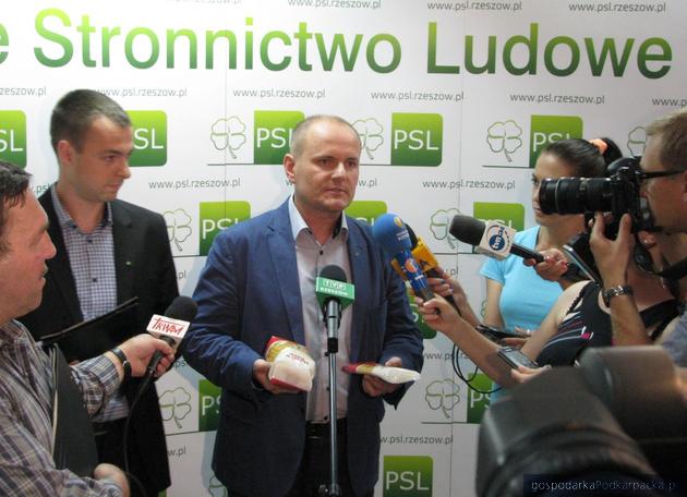 Od lewej Bartosz Romowicz i Dariusz Dziadzio (a paczkami makaronu). Fot. Adam Cyło