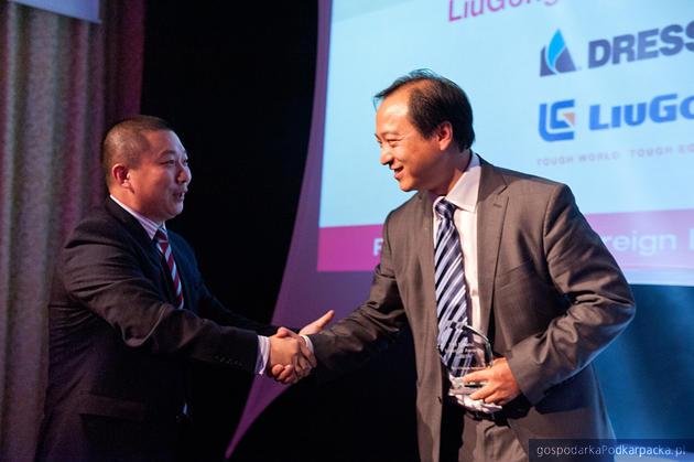 Nagrodę odbiera Hou Yubo (z lewej), zastępca prezesa LiuGong Dressta Machinery. Fot. Archiwum