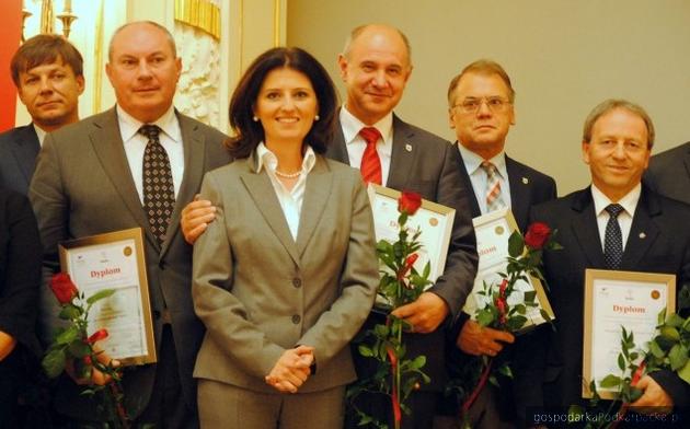 Pierwszy z prawej Bogusław Bujak, burmistrz Ropczyc. W środku wiceminister gospodarki Ilona Antoniszyn-Klik. Fot. PAIiZ