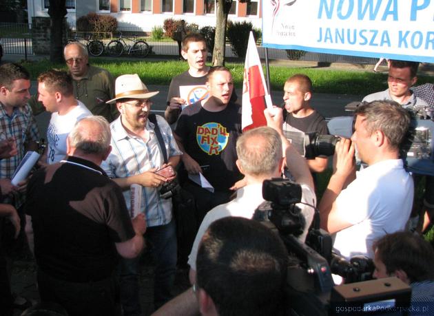 Od lewej: Ireneusz Dzieszko (w kapeluszu) i Damian Małek podczas happeningu dezorganizującego wiec PiS w maju 2014 roku. Fot. Adam Cyło