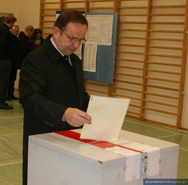 Marszałek Władysław Ortyl podczas głosowania w Mielcu. Fot. Tomasz Leyko