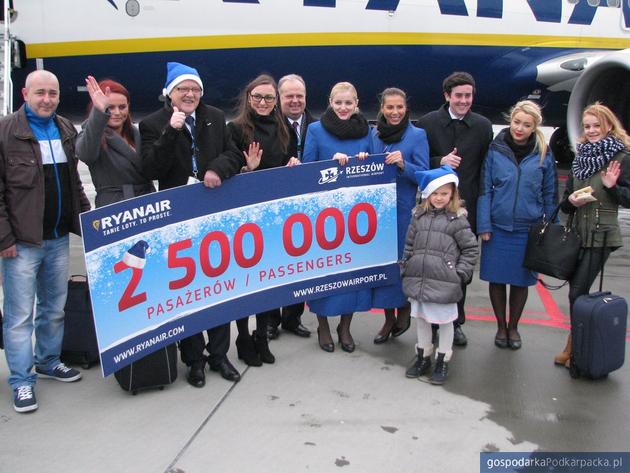 Vanessa Nieradka (na pierwszym planie) z rodziną, kierownictwem portu lotniczego i przedstawicielami Ryanaira. Fot. Adam Cyło