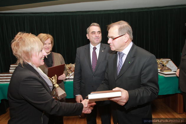 Prezes Barbara Pasierb odbiera nagrodę z rąk posła Franciszka Stefaniuka oraz wicemarszałka sejmu Eugeniusza Grzeszczaka, fot. Archiwum