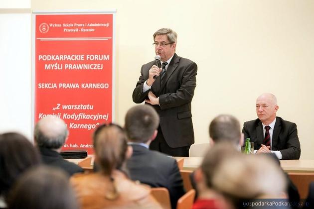 Profesorowie Andrzej Zoll i Zbigniew Ćwiąkalski podczas Podkarpackiego Forum Myśli Prawniczej. Fot. WSPiA