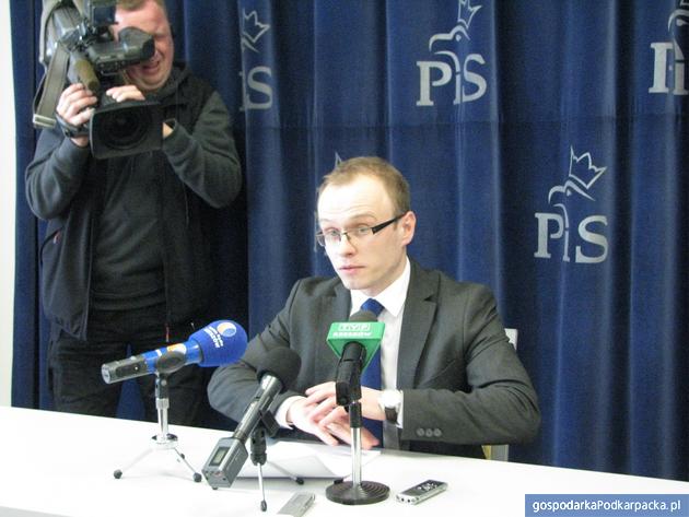 Marcin Fijołek wygłasza oświadczenie podczas konferencji prasowej. Fot. Adam Cyło