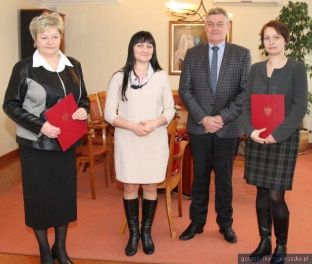 Od lewej: Katarzyna Siekierzyńska-Zapała, Małgorzata Chomycz-Śmigielska, dyrektor Urzędu Wojewódzkiego Jjanusz Olech oraz Anna Kalandyk-Dusza. Fot. PUW