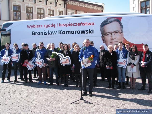 Marek Rząsa (na pierwszym planie) i podkarpaccy działacze Platformy Obywatelskiej. Fot. Adam Cyło