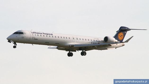  Bombardier CRJ900 linii Lufthansa. Fot. Klever Wikimedia commons