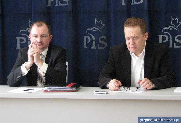 Od lewej: Waldemar Szumny i Robert Kultys podczas konferencji prasowej 22 kwietnia 2014 roku. Fot. Adam Cyło