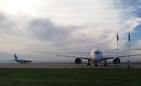 Od lewej An124 Rusłan i Boeing 787 Dreamliner