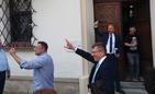 Marcin Warchoł i za nim Konrad Fijołek wchodzą do ratusza