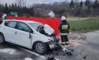 Wypadek busa i osobówki. Jedna osoba nie żyje