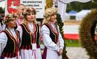 Trwają dożynki prezydencki w Tryńczy. Odbył się konkurs wieńców dożynkowych