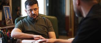 Wołodymyr Zełenski, prezydent Ukrainy w swoim gabinecie - czerwiec 2025 r.