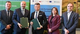 Od lewej: Robert Markiewicz zastępca dyrektora Departamentu Adaptacji do Zmian Klimatu NFOŚiGW, Robert Gajda - zastępca prezesa NFOŚiGW , Adam Kostrząb - burmistrz Jasła, Anna Wojnarowicz-Więcek - kierownik Wydziału Księgowości w Urzędzie Miasta Jasła; Maciej Kilanowski - doradca z Departamentu Adaptacji do Zmian Klimatu. Fot. NFOŚiGW