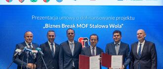 Z dokumentami marszałek Władysław Ortyl (z lewej) i prezydent Lucjusz Nadbereżny