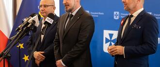 Od lewej poseł Adam Dziedzic, wiceprezydent Maciej Ulita i prezydent Konrad Fijołek