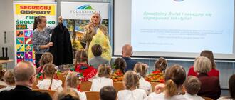 Od lewej Katarzyna Ruszała i Mirosław Ruszała ze Stowarzyszenia Ekoskop podczas prelekcji o recyclingu. Fot. Sebastian Stankiewicz