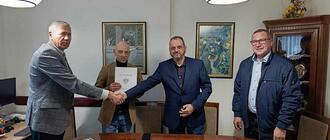 Od lewej: burmistrz Nowej Dęby Wiesław Ordon oraz starosta tarnobrzeski Paweł Bartoszek, wicestarostowie Wojciech Śmiech i Robert Pędziwiatr. Fot. powiat tarnobrzeski