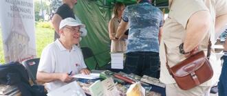 Książki podpisuje Bogusław Szwedo. Fot. WiMBP