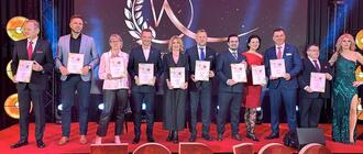 Adam Hamryszczak (trzeci z prawej) na gali portalu Wasza Turystyka