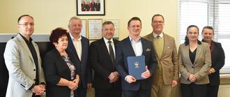 Od lewej: przewodniczący Rady Powiatu Strzyżowskiego Tomasz Wójtowicz, członkowie zarządu powiatu strzyżowskiego Zofia Strzępek i Stanisław Gierlak, wicestarosta Zbigniew Korab, starosta Robert Godek, sekretarz powiatu Celina Bałchan i zastępczyni ca skarbnika Małgorzata Kata. Fot. Wiesław Plezia
