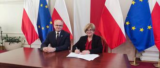 Od wójt Korczyny Grzegorz Półchłopek  i wojewoda Teresa Kubas-Hul