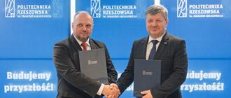 Od lewej Mirosław Marczewski, dyrektor generalny Fundacji Rozwoju Systemu Edukacji pełniącej rolę Narodowej Agencji Erasmus+ i Europejskiego Korpusu Solidarności oraz prof. Piotr Koszelnik, rektor Politechniki Rzeszowskiej