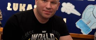 Łukasz Różański podczas spotkania z uczniami w Jasionce. Fot. Facebook