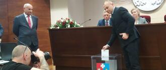 Głosuje radny Mirosław Majkowski z Konfederacji