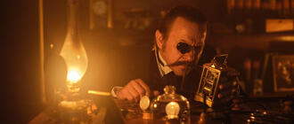 Bartłomiej Topa w roli zegarmistrza. Fot. Patryk Sawicki