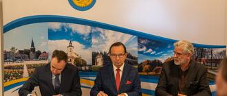 Od lewej Przemysław Patruś z firmy Trasal, marszałek Władysław Ortyl, i dyrektor PZDW Piotr Miąso