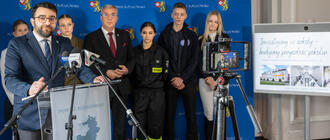 Od lewej starosta Krzysztof Jarosz, za nim wicestarosta Jerzy Bednarz i uczniowie szkół z powiatu rzeszowskiego