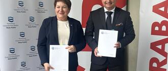 Podpisanie umowy na modernizację wałów rzeki San. Od lewej: Ewa Gołębiowska, dyrektor Regionalnego Zarządu Gospodarki Wodnej w Rzeszowie, Jarosław Prusak - pełnomocnik firmy Strabag.