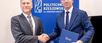 Od lewej prof. Jarosław Sęp i dyrektor Jakub Dzik