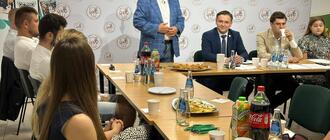 Poseł Adam Dziedzic (przemawia), po jego lewej ręce Ernest Dąbrowski