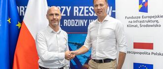 Od lewej wiceprezes Portu Lotniczego Rzeszów-Jasionka Bartosz Górski i z wiceprezes ZDI Arkadiusz Wiśniewski. Fot. RZE,