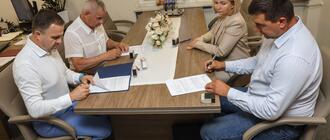 Od lewej starosty przeworski Dariusz Łapa, wicestarosta Zbigniew Kiszka, skarbnika Agnieszki Wojciechowska-Krupa właściciel firmy Drab-Pol Paweł Drabik. Fot. powiat przeworski