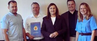 Drugi z lewej Mariusz Kasprzak z Kazbutu. W środku Agnieszka Machnik, burmistrz Radomyśla Wielkiego