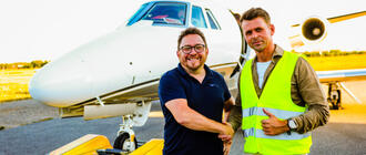 Od lewej prezes Vela Aviation Limited Jacek Cieplik i prezes Lotniska Mielec Jakub Cena. Fot. mielec.pl