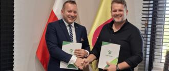 od lewej wicewójt Michał Drupka i szef El-Sek Patryk Sekulski. Fot. trzebownisko.pl