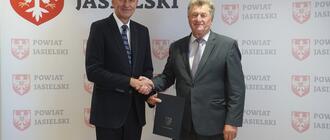 Od lewej dyrektor Jarosław Kosoń i starosta jasielski Tadeusz Gorgosz. Fot. powiat jasielski