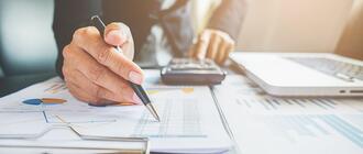 Outsourcing księgowości w firmie - kiedy się opłaca i jakie korzyści może przynieść?