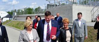 Otwarcie oczyszczalni ścieków Krasne. Z lewej wojewoda podkarpacka Teresa Kubas-Hul, obok niej wójt Krasnego Jacek Maternia. (Fot. UG Krasne)