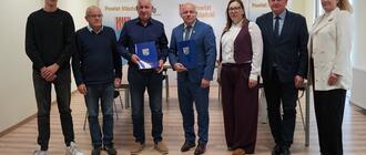 Trzeci z prawej Krzysztof Furtak, czwarty z prawej starosta niżański Robert Bednarz