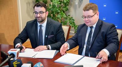 Od lewej Krzysztof Jarosz, starosta rzeszowski i prof. Adam Reich, rektor UR. Fot. powiat rzeszowski