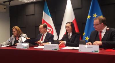 Od lewej wicemarszałek Małgorzata Jarosińska-Jedynak, marszałek Władysław Ortyl, prezes Polregio Aleksandra Grzywaczewska i wiceprezes Wojciech Gisges