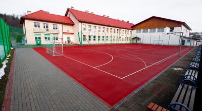 Przy szkole w Rzepedzi powstały - przedszkole i nowa hala sportowa