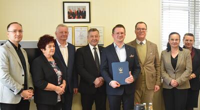 Od lewej: przewodniczący Rady Powiatu Strzyżowskiego Tomasz Wójtowicz, członkowie zarządu powiatu strzyżowskiego Zofia Strzępek i Stanisław Gierlak, wicestarosta Zbigniew Korab, starosta Robert Godek, sekretarz powiatu Celina Bałchan i zastępczyni ca skarbnika Małgorzata Kata. Fot. Wiesław Plezia